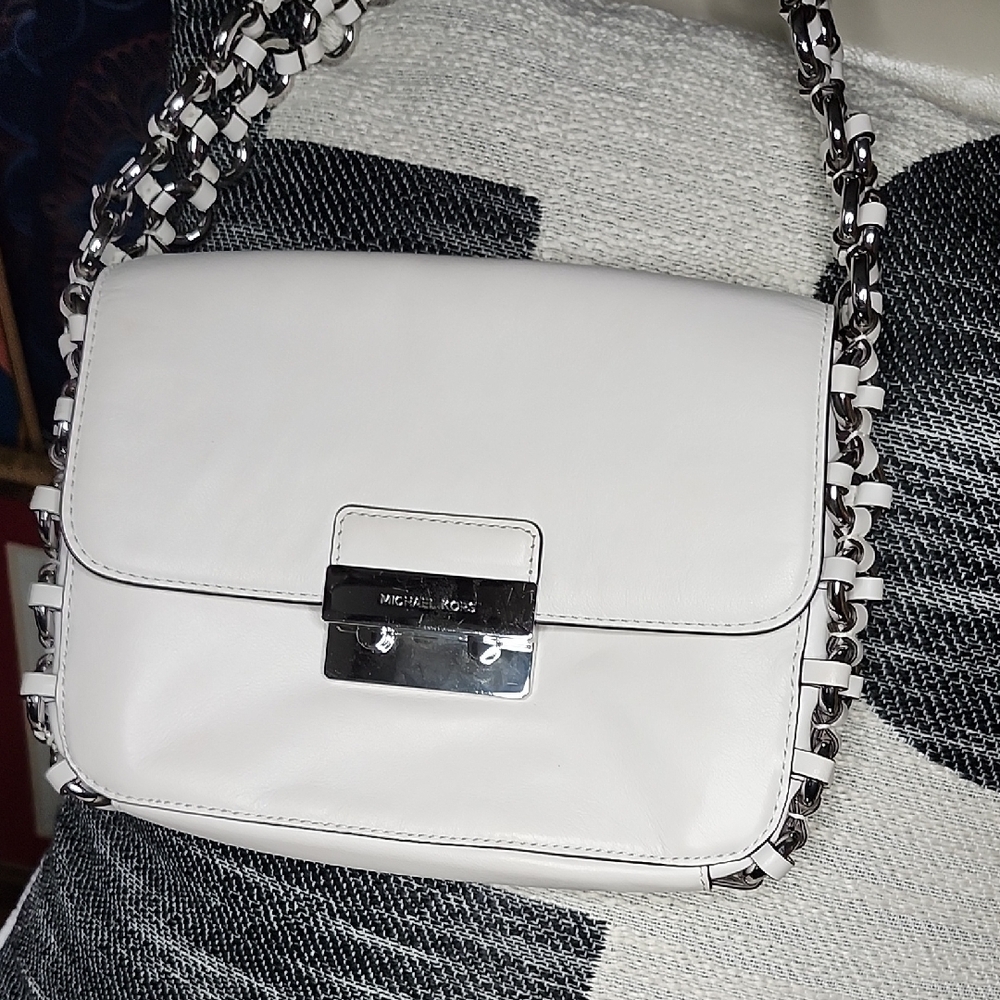 Michael Kors White Shoulder Bag with Chain Strap.